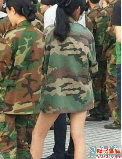 燥热的军训让姑娘们脱掉了长裤(WWW.m2322.com)