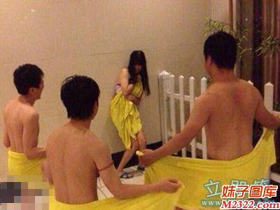 美女被三个男的同时脱掉浴巾吓坏了吧！(WWW.m2322.com)