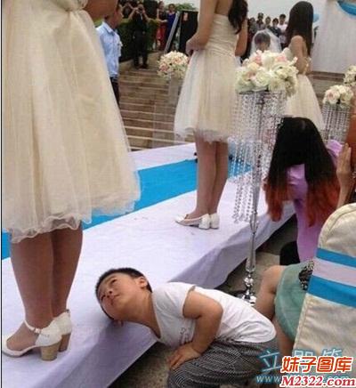 小屁孩你看到美女阿姨裤底下的什么了？(WWW.m2322.com)