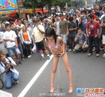 街上一大堆人围观短裙美女站着尿尿 毫无节操！(WWW.m2322.com)