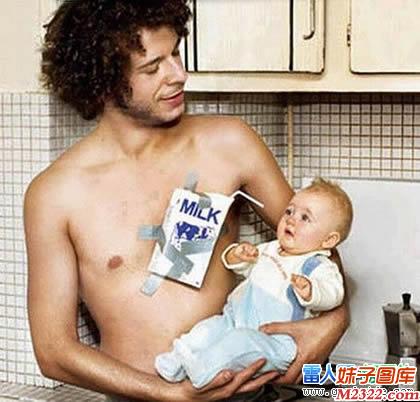宝宝要喝奶，爸爸想出这个哺乳方法真的不错(WWW.m2322.com)