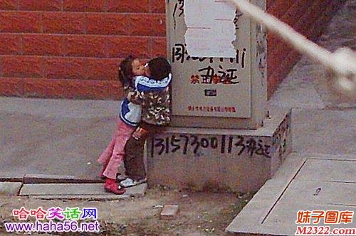 两个小孩亲嘴接吻早恋图片！(WWW.m2322.com)