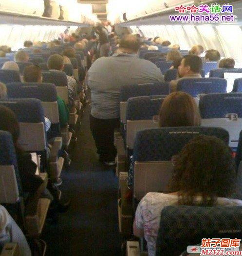 飞机上遇到大胖子，空姐经过的场景是不是超刺激(WWW.m2322.com)