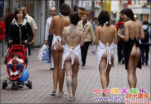 美国街头惊现一群裸女行走(WWW.m2322.com)