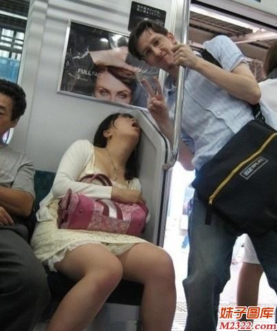 地铁上美女睡觉姿势好销魂 引起旁边男人拍照留恋(WWW.m2322.com)