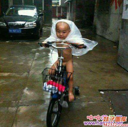 骑着自行车闯天下的小屁孩子搞笑图片(WWW.m2322.com)