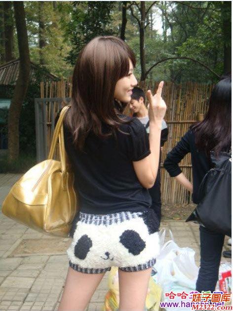 熊猫短裤子穿在MM美女身上就是不一样(WWW.m2322.com)