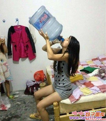 真正的女汉子都是这样喝水的(WWW.m2322.com)