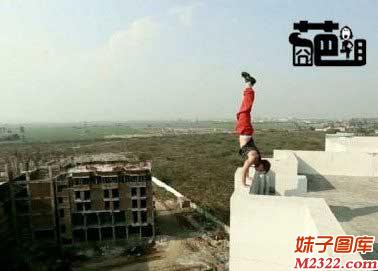 耍酷没必要在这上面耍吧！小心把生命都豁出去了(WWW.m2322.com)