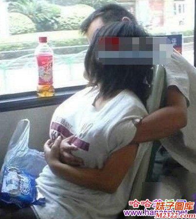 公交车上一男子对一女子又是摸胸又是亲吻(WWW.m2322.com)