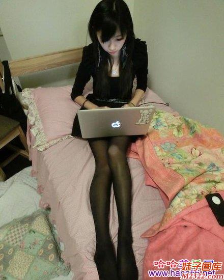 女神在床上打游戏的姿势图片(WWW.m2322.com)