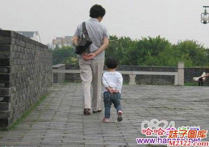 社会百态图片：父母才是孩子最好的老师(WWW.m2322.com)