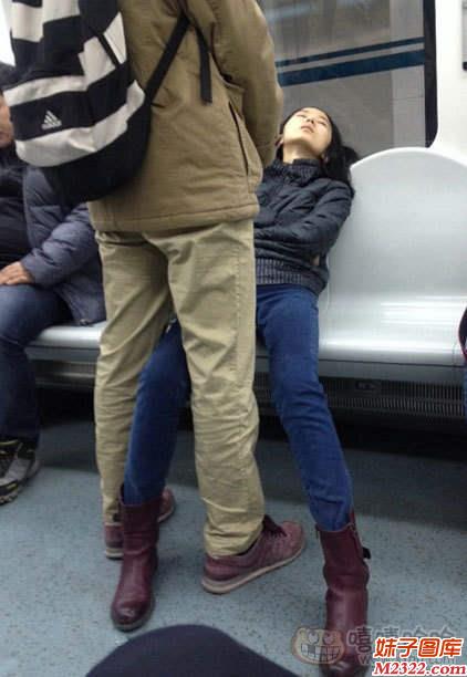 地铁上一美女好销魂的睡姿内涵图片(WWW.m2322.com)