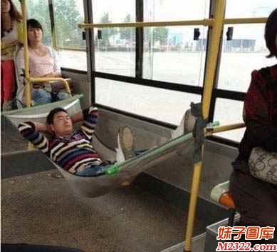 公交车上遇见一奇葩哥的专用睡床(WWW.m2322.com)