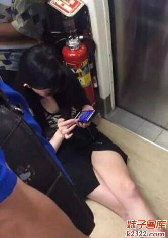 美女传授等电梯妙招：好累啊，坐下来等吧(WWW.m2322.com)