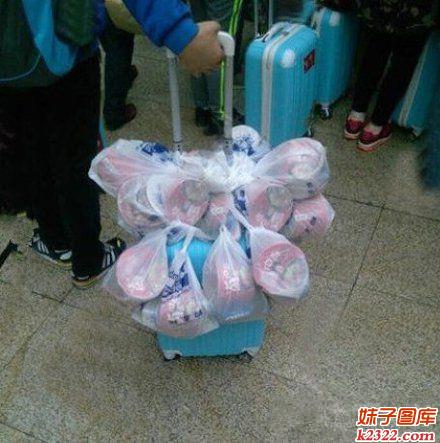 这位大哥你准备在火车上住几天呀(WWW.m2322.com)