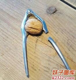 看你以后还敢不敢夹我！(WWW.m2322.com)