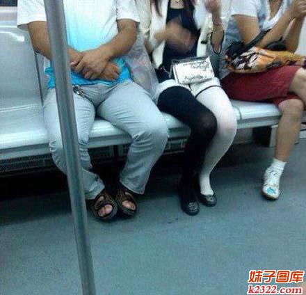 地铁美女穿得太性感，旁边男人受不了(WWW.m2322.com)