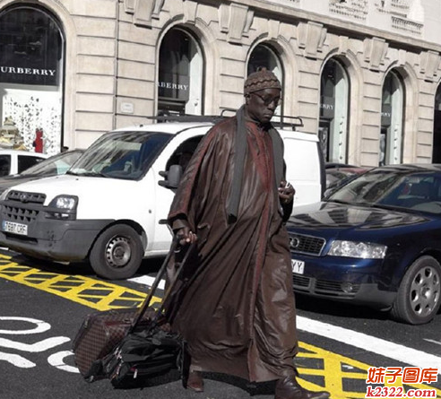 这里惊现行走的人雕塑，他是要去哪儿呢？(WWW.m2322.com)