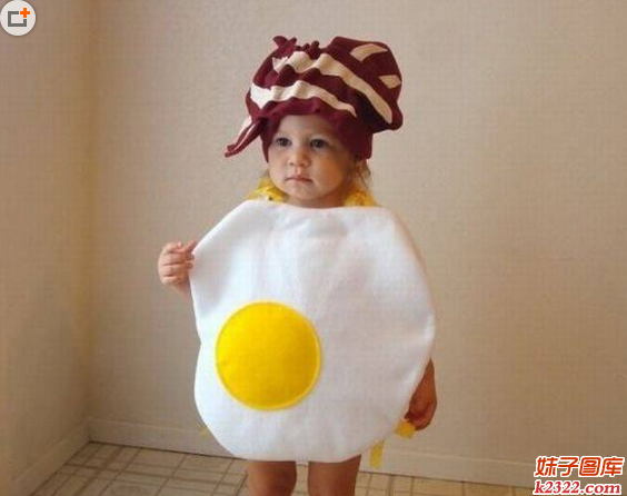 妈妈让我挂一个煎蛋在身上 好让我饿了就吃(WWW.m2322.com)