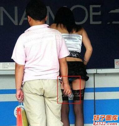 恶心男巧用手机拍女人私处图片(WWW.m2322.com)