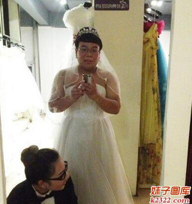 最搞笑的一对新人拍婚纱照(WWW.m2322.com)