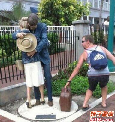 你俩再抱一会，你的包就要飞走了！(WWW.m2322.com)