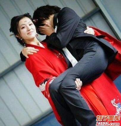 女汉子公主抱男子回家成亲咯(WWW.m2322.com)