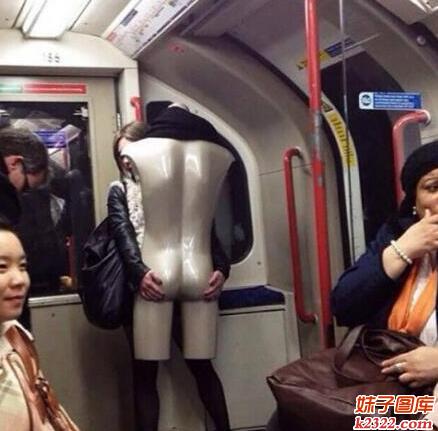 美女，你手上抱个裸体男模好不雅观哦(WWW.m2322.com)