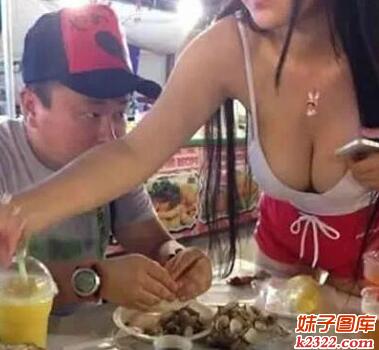 妹子大乳房暴露的外，看把男人的眼睛都看直了(WWW.m2322.com)