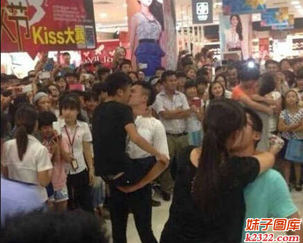 为了钞票和奖品拼了，两个男人接吻超长时间(WWW.m2322.com)