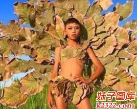 绿色环保型时装秀图片：狂野的孔雀美人(WWW.m2322.com)