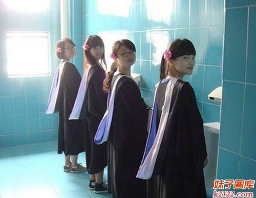 女大学生站着尿尿爽快的样子，你懂的。(WWW.m2322.com)
