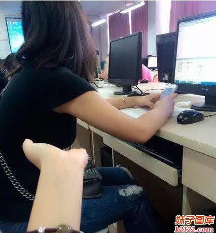 妹子咪咪快掉下来了，幸好我帮你拖住啦(WWW.m2322.com)
