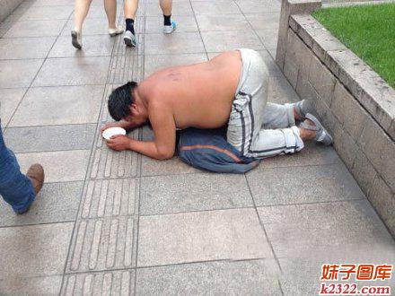 胖哥出来要饭 多半是把家吃穷(WWW.m2322.com)