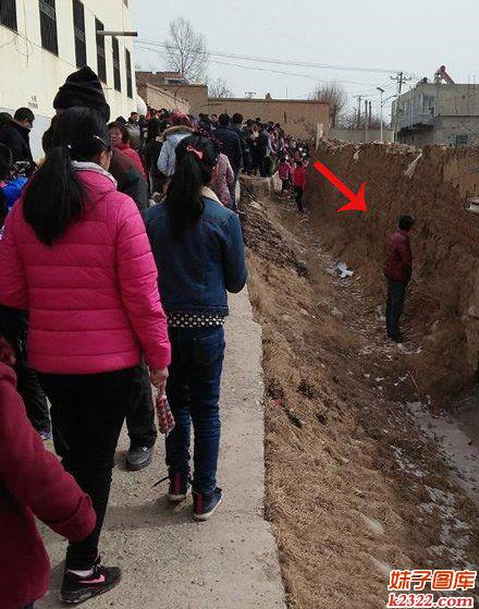 掩耳盗铃 你以为别人就不知道你在尿尿么(WWW.m2322.com)