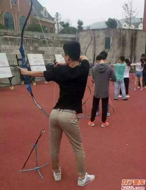 男人就是贱的图片 射箭的姿势也妩媚(WWW.m2322.com)