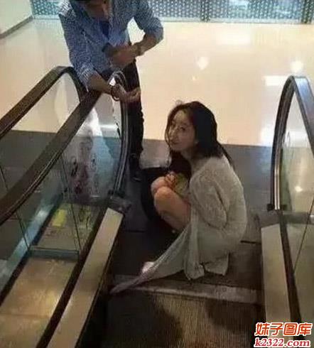 帅哥，我的裙子被夹住了，救救我(WWW.m2322.com)
