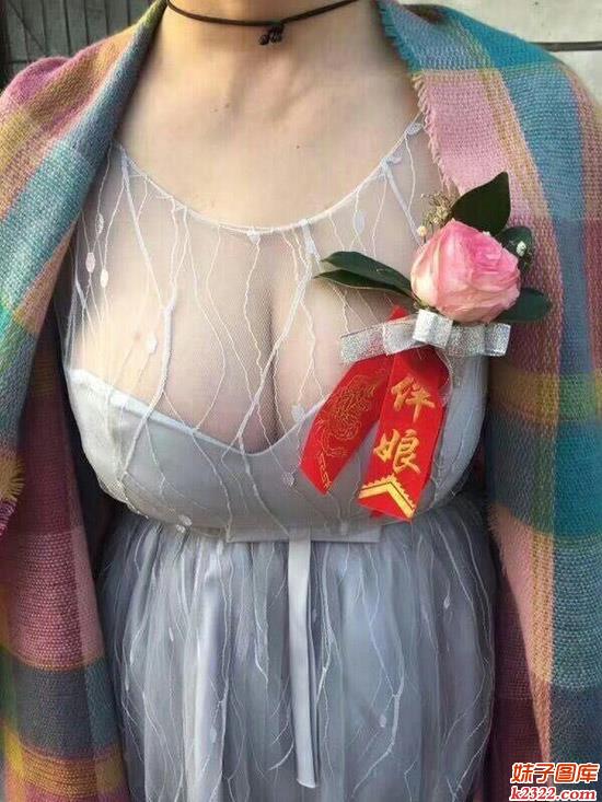性感暴露的伴娘就不怕被扒衣摸胸摸屁股(WWW.m2322.com)