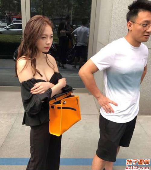 妹子穿得这么性感奔放 就不怕招色狼(WWW.m2322.com)