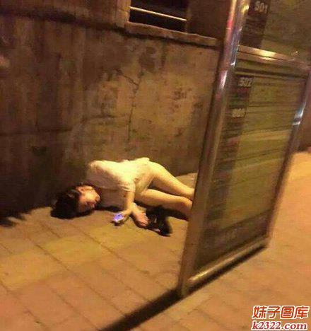 路边惊现光屁屁妹子睡觉，有意者快来认领(WWW.m2322.com)