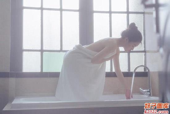 本美女要洗澡 男人们不要偷看哦(WWW.m2322.com)