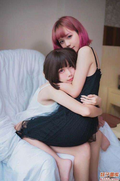 两个美女闺蜜贴身拥抱互撞胸图片(WWW.m2322.com)