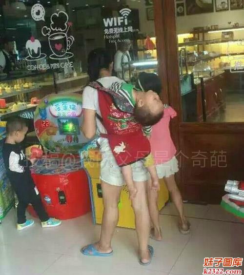 生的贫困家庭的悲哀 穷人家就是这样养孩子的(WWW.m2322.com)