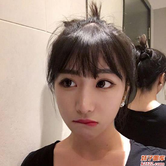 女人最性感的姿势是咬嘴唇 让你瞬间喷鼻血(WWW.m2322.com)