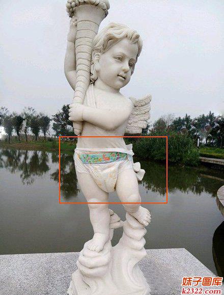 好贴心的妈妈 见不得孩子光屁屁露在外面(WWW.m2322.com)