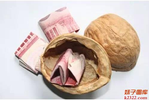 私房钱竟然藏在核桃里，长见识啦！(WWW.m2322.com)