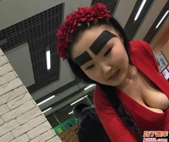 女孩子浓眉大眼性感大胸红衣女郎真的漂亮吗？(WWW.m2322.com)