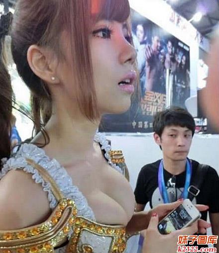 好色屌丝和性感大胸女神真是绝配！(WWW.m2322.com)