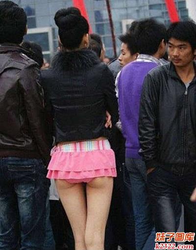 美女大冬天穿裙子露腿露内裤图片(WWW.m2322.com)